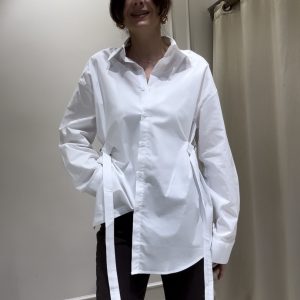 yanı kemerli beyaz gömlek